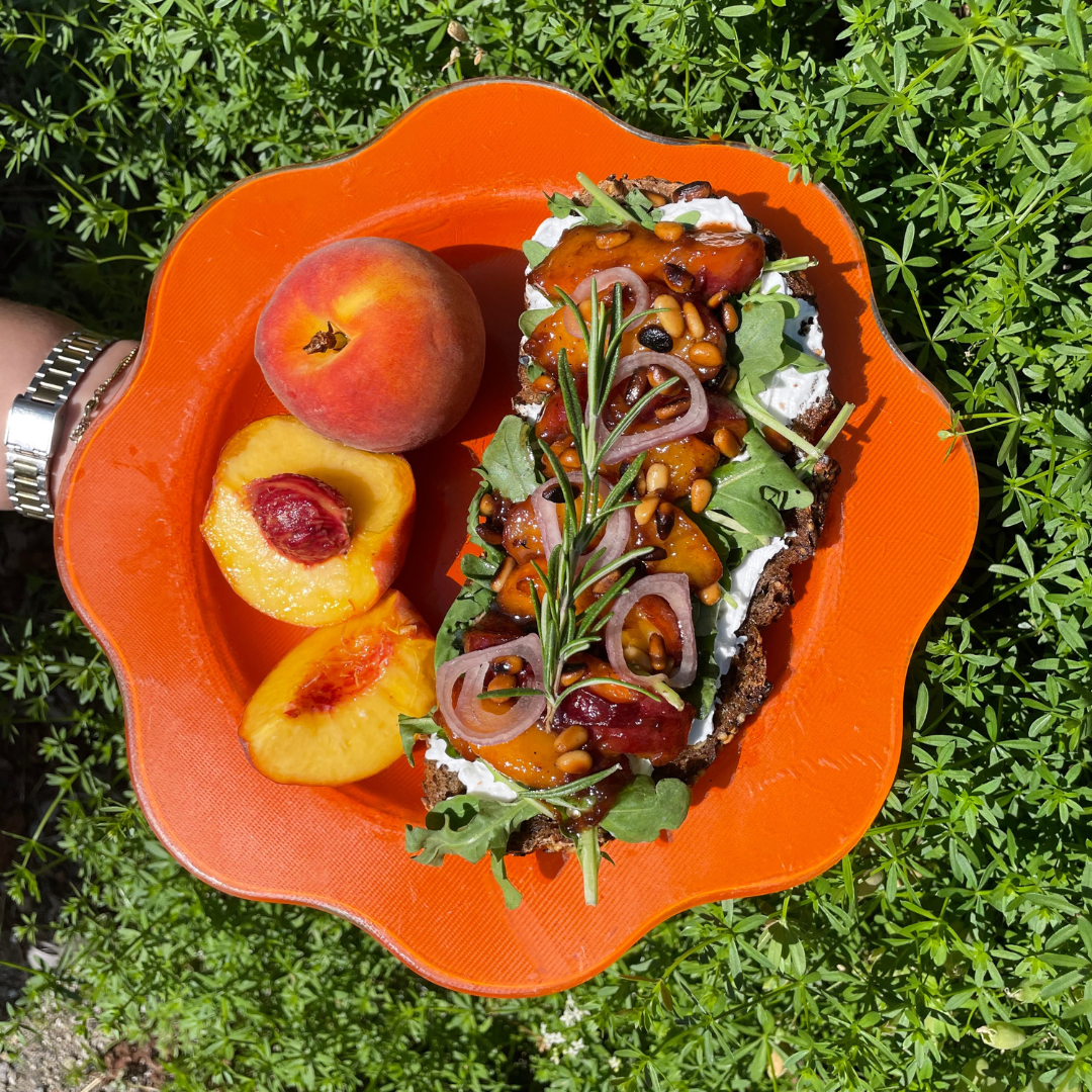 Bruschetta aux pêches rôties