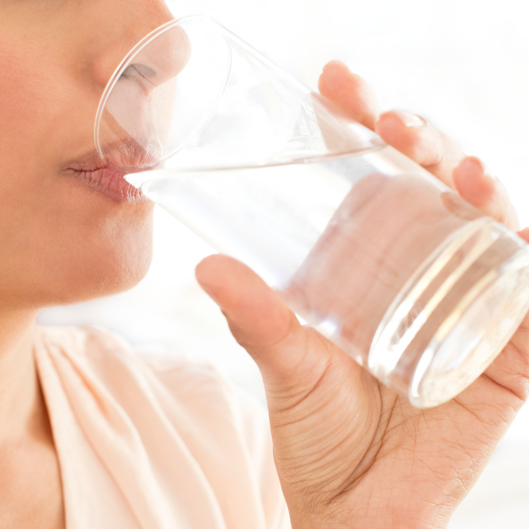 Est-ce que boire de l’eau fait baisser la tension ? Études et résultats