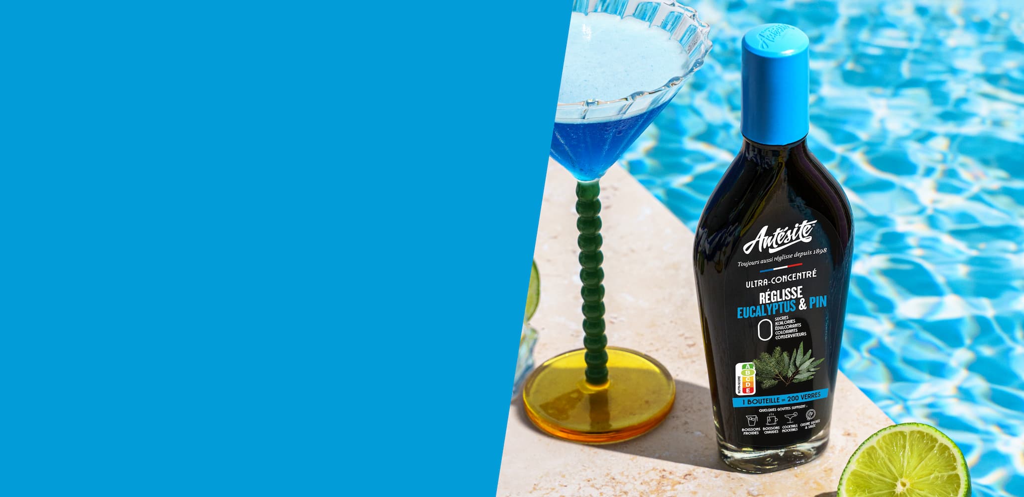 Antésite Réglisse Eucalyptus et pin à côté d'une piscine et d'un cocktail bleu
