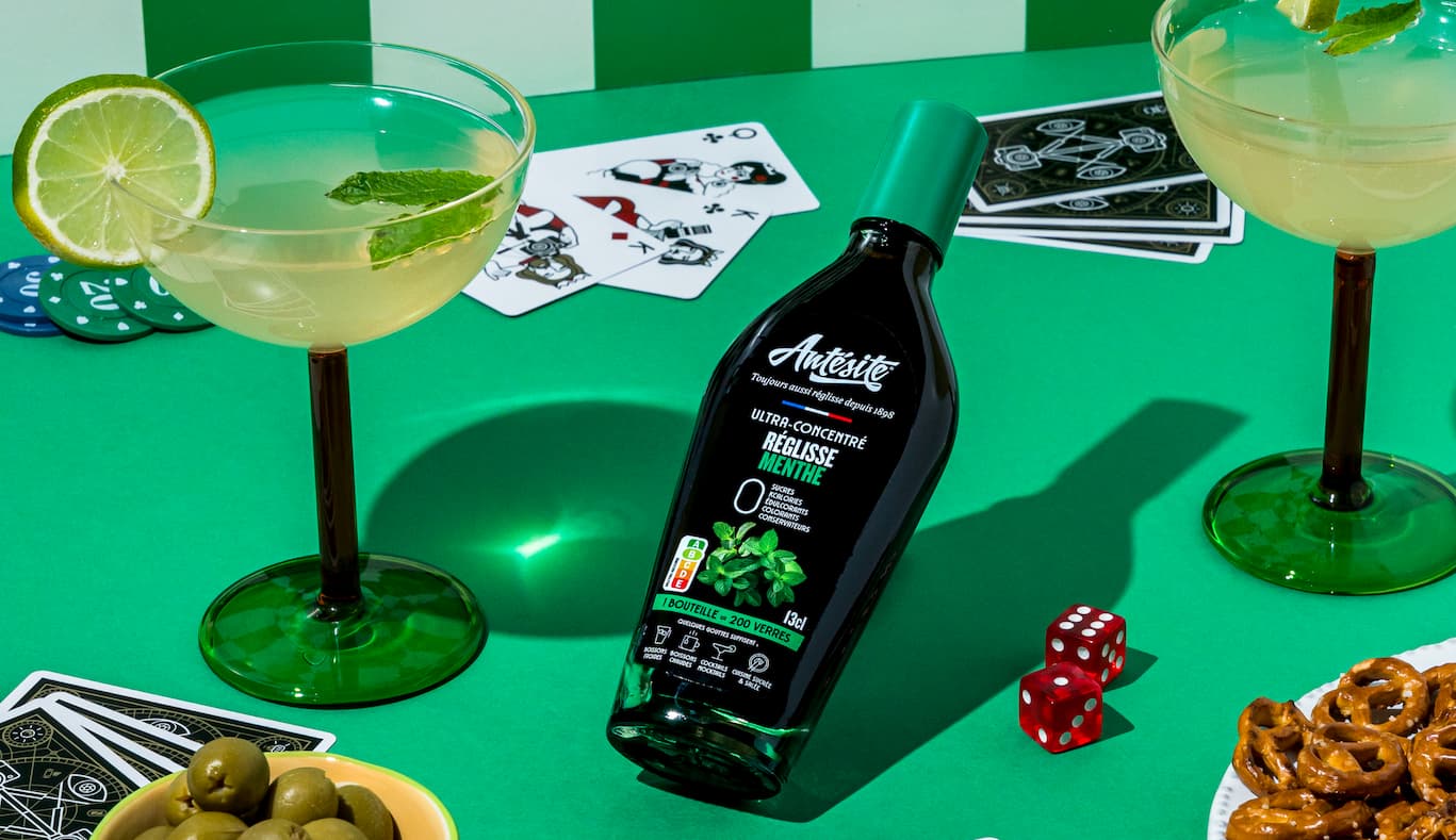 Antésite réglisse menthe entouré de cocktails